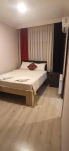een slaapkamer met een bed in een kamer bij moonlight (AY IŞIĞI ) in Canakkale