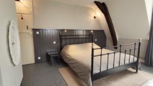 Tempat tidur dalam kamar di Château La Mothaye - self catering apartments with pool in the Loire Valley