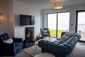 A seating area at 2 Bed Penthouse Apartment - 10 Plas