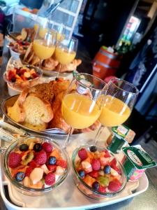 un buffet di cibi con bicchieri di succo d'arancia di Les Rêves by Isa ad Arras