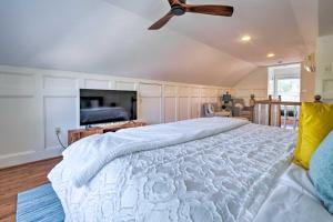 um quarto com uma cama grande e uma ventoinha de tecto em Waterfront North Beach Home about 2 Mi to Beach! em Deale