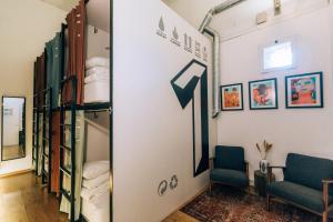 Ein Sitzbereich in der Unterkunft LX Hostel