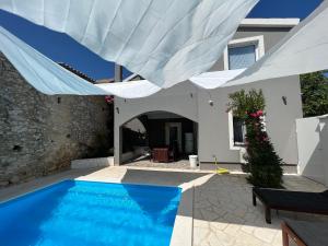 Bazén v ubytování Boutique House Ika with Private Swimming Pool nebo v jeho okolí