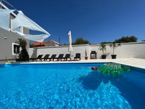 Bazén v ubytování Boutique House Ika with Private Swimming Pool nebo v jeho okolí
