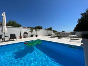 Bazén v ubytování Boutique House Ika with Private Swimming Pool nebo v jeho okolí