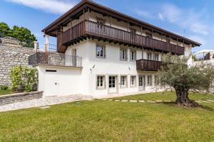 ein großes weißes Haus mit einem Holzdach in der Unterkunft Casa vacanze alle Mura in Cividale del Friuli
