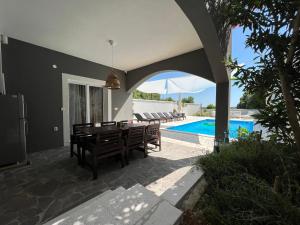 Bazén v ubytování Boutique House Ika with Private Swimming Pool nebo v jeho okolí