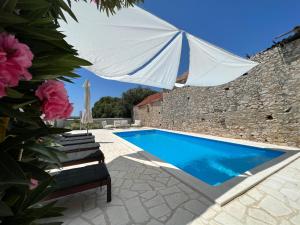 Bazén v ubytování Boutique House Ika with Private Swimming Pool nebo v jeho okolí