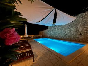 Bazén v ubytování Boutique House Ika with Private Swimming Pool nebo v jeho okolí