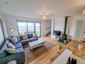 uma sala de estar com um sofá e uma mesa em 16 - 3 Bedroom Cottage - LP em Pistyll