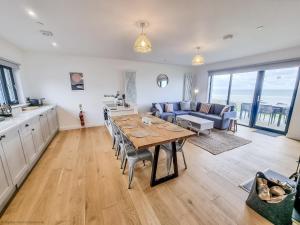 uma cozinha e sala de estar com uma mesa e um sofá em 16 - 3 Bedroom Cottage - LP em Pistyll