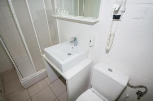A bathroom at Hotel Mirta