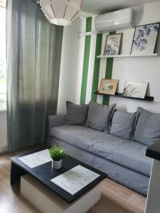 ein Wohnzimmer mit einem Sofa und einem Tisch in der Unterkunft Arsan home in Cluj-Napoca