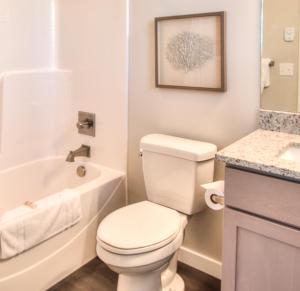 Koupelna v ubytování Beach Tripping + 32 fotografií