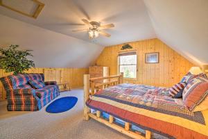 Χώρος καθιστικού στο Waterfront Lake Huron Home - Private Beach!