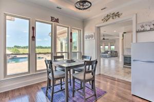 Φωτογραφία από το άλμπουμ του Chic Ranch Villa Less Than 5 Mi to Lake Ray Roberts! σε Pilot Point