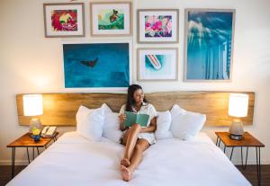 Ένα ή περισσότερα κρεβάτια σε δωμάτιο στο SCP Hilo Hotel