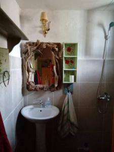 y baño con lavabo y espejo. en Country Village, en Nea Potidaea