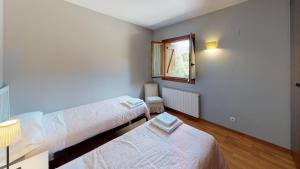 エスカリリャにあるLos Altos de Escarrilla - tucasaenlospirineosのベッドルーム1室(ベッド2台、窓付)