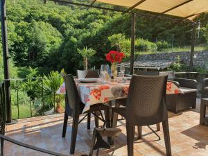een terras met een tafel en stoelen bij La Storya in Meyras