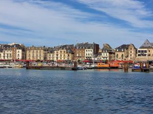 een grote hoeveelheid water met gebouwen op de achtergrond bij sur ile du pollet in Dieppe
