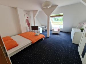 1 dormitorio con cama, escritorio y ventana en 6 bedroom Private APARTMENT & Lounge en Rostock