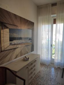 salon z dużym obrazem na ścianie w obiekcie Hotel Imperia w mieście Marciana Marina