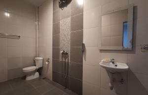 New The Heritage Resort & Restaurant Bukit Lawang في Bandartelu: حمام مع دش ومرحاض ومغسلة +51 صورة