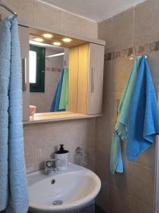 Ένα μπάνιο στο Logaras Seaview Apartment