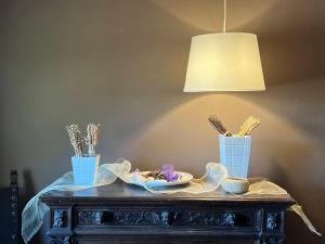 una mesa con tres jarrones y un plato de comida en ella en Agriturismo B&B Luna di Quarazzana in Fivizzano Tuscany, en Fivizzano