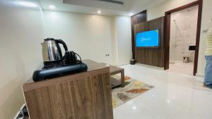 Televiisor ja/või meelelahutuskeskus majutusasutuses فندق فخر ينبع 5