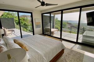 Televisyen dan/atau pusat hiburan di Casa de Iluminacion - Gorgeous 5-BR oceanview Villa with private infinity Pool