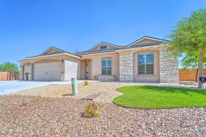 卡尔斯巴德Carlsbad Retreat with Fire Pit and Fenced Yard!的一个大房子,设有车库和车道