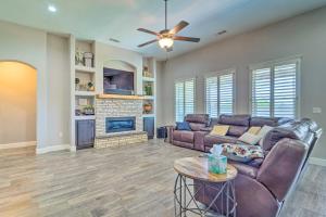 Carlsbad Retreat with Fire Pit and Fenced Yard!的厨房或小厨房