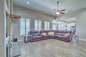 Carlsbad Retreat with Fire Pit and Fenced Yard!的休息区