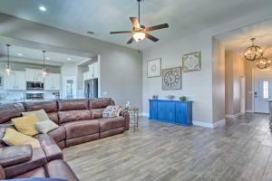 Carlsbad Retreat with Fire Pit and Fenced Yard!的休息区
