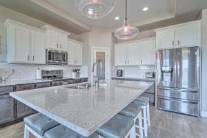 Carlsbad Retreat with Fire Pit and Fenced Yard!的厨房或小厨房