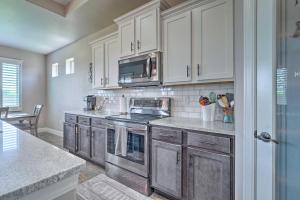 Carlsbad Retreat with Fire Pit and Fenced Yard!的厨房或小厨房