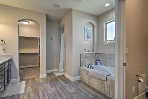 卡尔斯巴德Carlsbad Retreat with Fire Pit and Fenced Yard!的带浴缸和大镜子的大浴室 更多26张照片