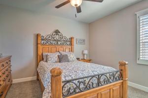 Carlsbad Retreat with Fire Pit and Fenced Yard!客房内的一张或多张床位
