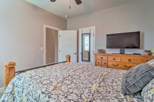 Carlsbad Retreat with Fire Pit and Fenced Yard!客房内的一张或多张床位