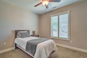 Carlsbad Retreat with Fire Pit and Fenced Yard!客房内的一张或多张床位