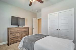 卡尔斯巴德Carlsbad Retreat with Fire Pit and Fenced Yard!的一间带床和平板电视的卧室
