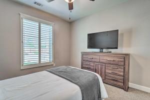 卡尔斯巴德Carlsbad Retreat with Fire Pit and Fenced Yard!的一间卧室设有平面电视和梳妆台