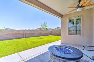 Carlsbad Retreat with Fire Pit and Fenced Yard!的庭院或其他户外区域