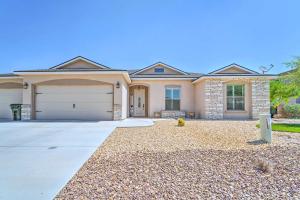 卡尔斯巴德Carlsbad Retreat with Fire Pit and Fenced Yard!的一个带车库的大房子