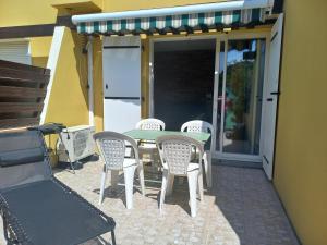 Photo de la galerie de l'établissement Appartement climatisé avec terrasse parking piscine et terrains de tennis, au Cap d'Agde