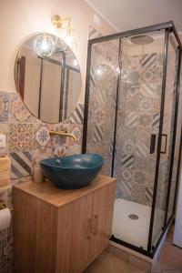 ein Bad mit einem Waschbecken und einer Dusche in der Unterkunft Residenza San Fortunato in Assisi