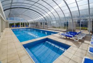 einen großen Pool mit Glasdach in der Unterkunft La Recova Hotel & Spa in La Punta