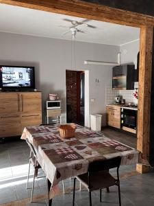 uma cozinha com uma mesa de madeira e uma sala de jantar em Casa I due Pini em Casa Modica